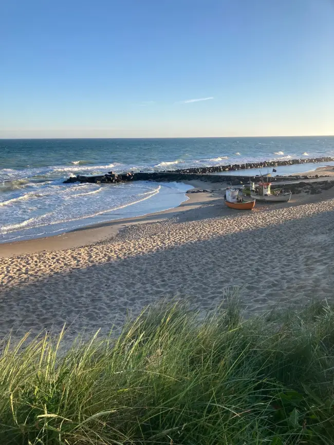 Fiskekuttere på Lønstrup Strand Fiskekuttere trukket op på Lønstrup Strand med bølgebrydere af sten i baggrunden