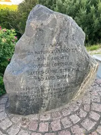 Mindesten for skybruddet 11. august 1877 ved Bækslugten i Lønstrup Mindesten for skybruddet 11. august 1877 ved Bækslugten i Lønstrup