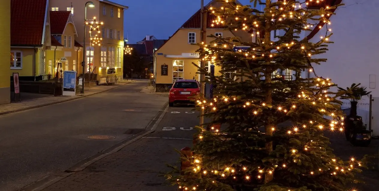 Julesternede gade i Lønstrup centrum med juletræ og julelys
