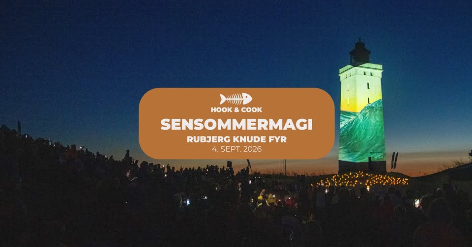 Sensommermagi ved Rubjerg Knude Fyr 4. september 2026 – oplyst fyrtårn og publikum i klitterne i skumringen