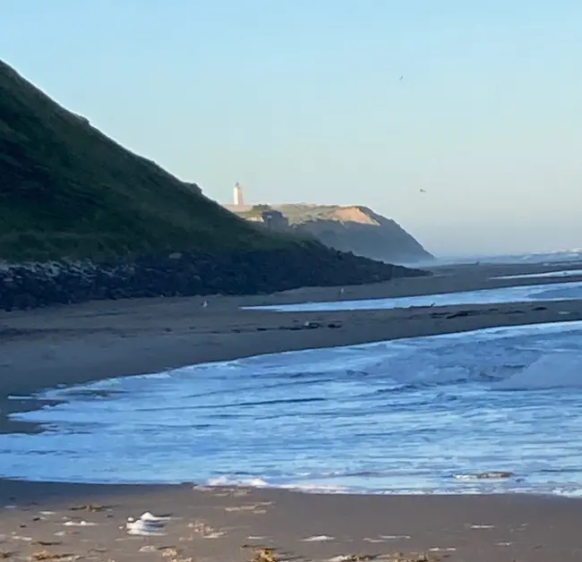 Rubjerg Knude Fyr set fra Lønstrup Strand Udsigt fra Lønstrup Strand mod klinten med Rubjerg Knude Fyr i baggrunden