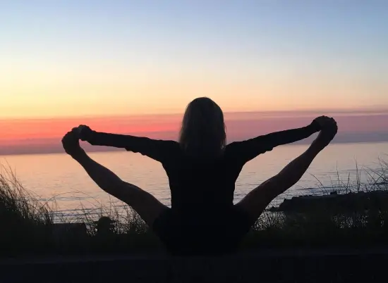 Yoga Huset Lønstrup Yoga ved solnedgang over havet – Yoga Huset Lønstrup