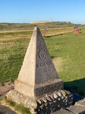 Kongestenen ved Mårup Kirke med udsigt til Rubjerg Knude Fyr Kongestenen ved Mårup Kirke med udsigt til Rubjerg Knude Fyr