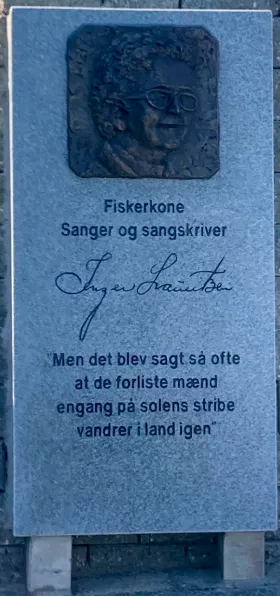 Mindesten for Inger Lauritzen med bronzerelief, navnetræk og citat, opsat 11. august 2026