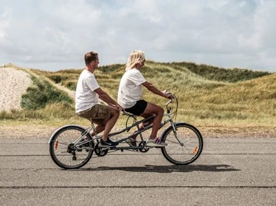 Tandemcykel på vej ved klitter ved HAVS Bikes cykeludlejning i Nørlev
