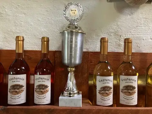 Vestenvin fra Vennebjerg Vingård med pokal