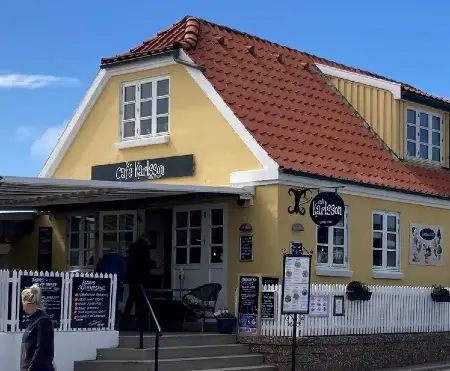 Café Karlsson i Lønstrup – gul facade med rødt tag set fra Kysten