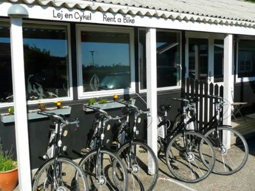 Cykeludlejning hos Lønstrup Camping – cykler ved udlejningsfacaden