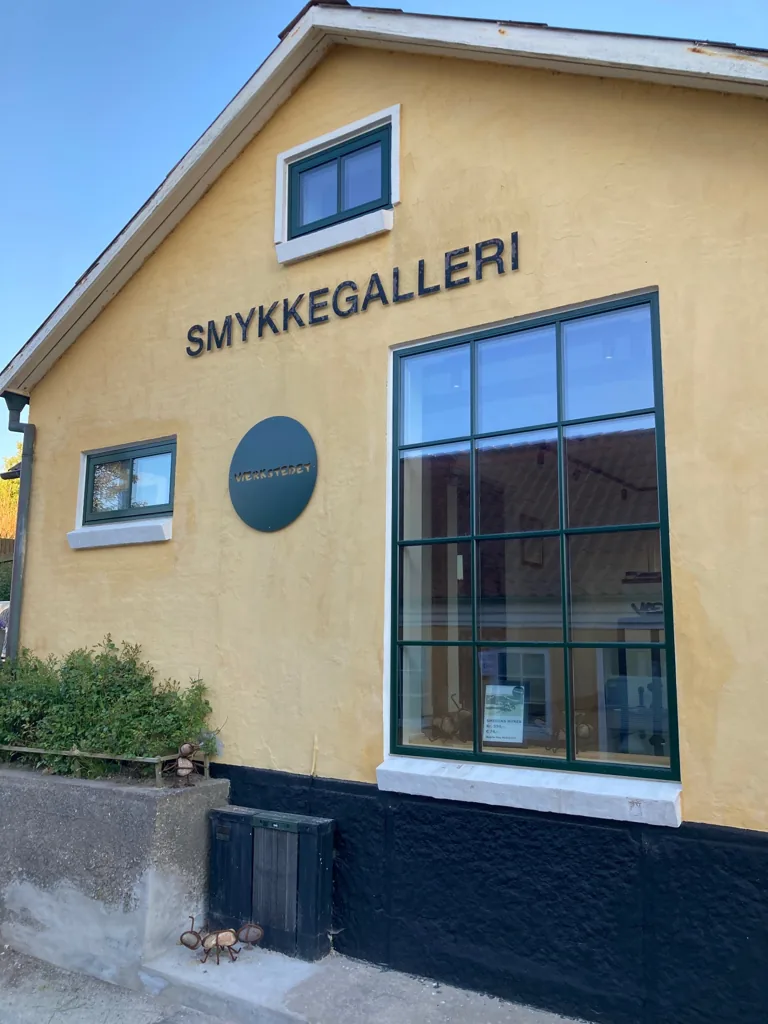Værkstedet smykkegalleri på Strandvejen 73 i Lønstrup – gul gavl med store vinduer