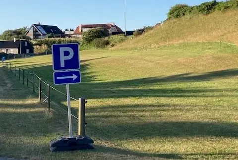 Sommerparkeringsplads på græsmark i siden af M. Kabelsvej i Lønstrup