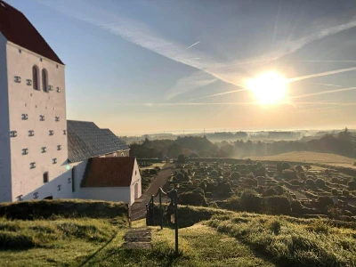 Vennebjerg Kirke i solskin set fra Klangshøj