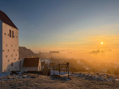 Vennebjerg Kirke set fra Klangshøj i vintermorgendis