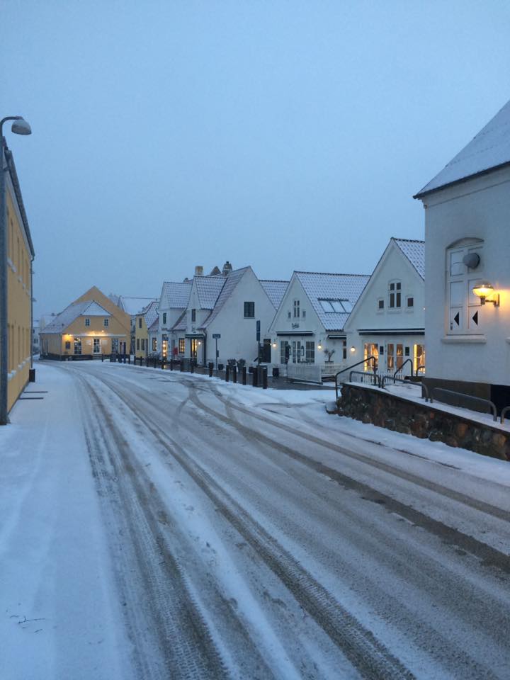 Lønstrup Centrum i januar Lønstrup by i snevejr