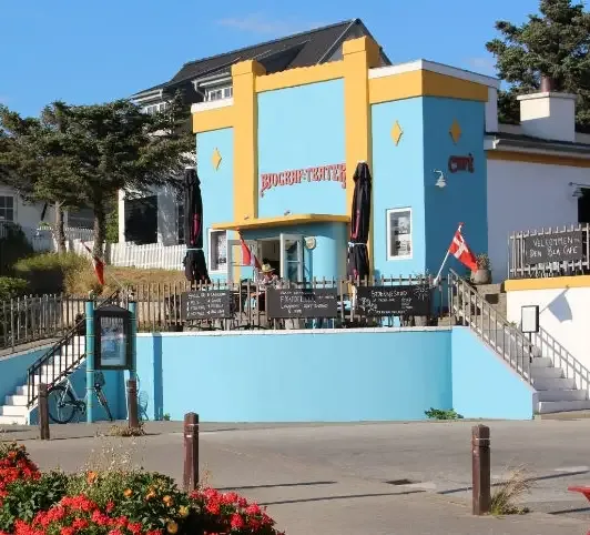 Den Blå Café i Lønstrup – facade på Strandvejen