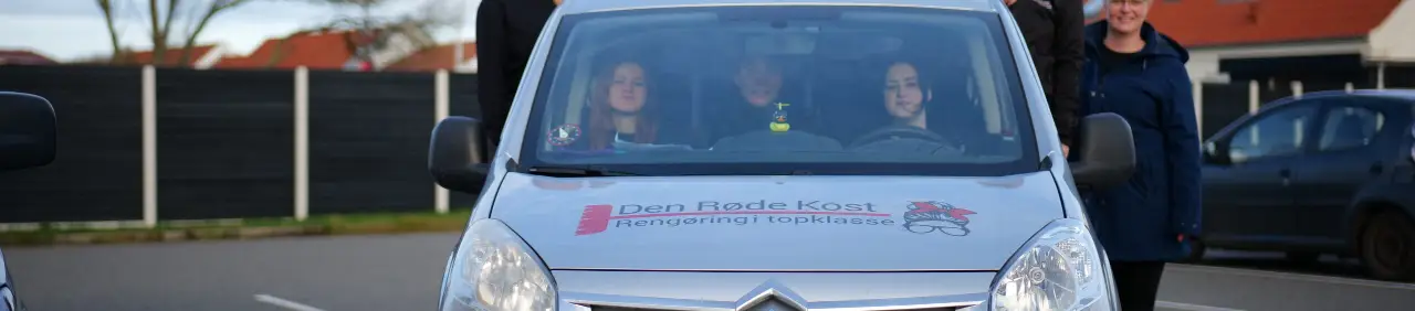 Den Røde Kost – Rengøring i topklasse Den Røde Kost firmabil med medarbejdere