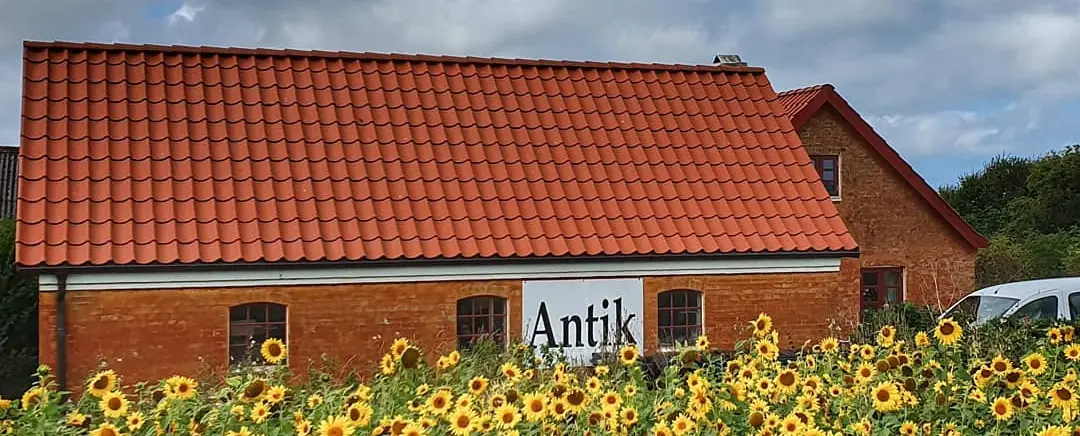 Gule Længe Antik Antik kommode foran Gule Længe Antik i Lønstrup