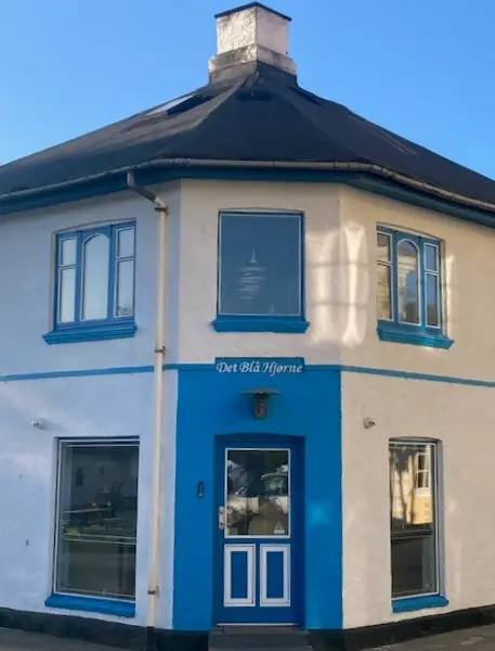 Det Blå Hjørne – Holberg Smykker facade i Lønstrup