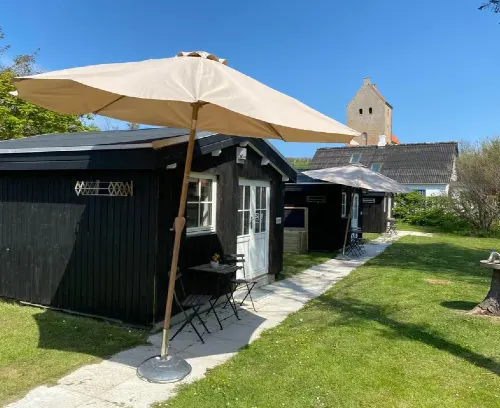 Luksushytter på Lønstrup Kulturgaard med udsigt til Lønstrup Kirke
