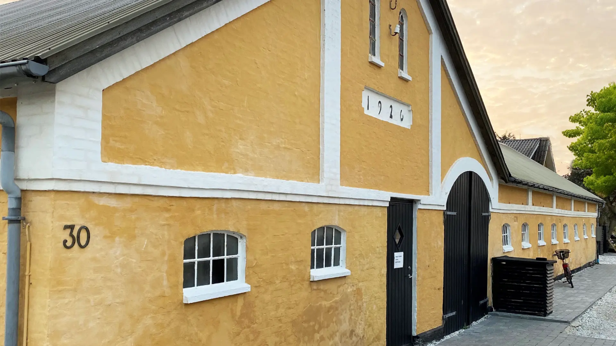 Lønstrup Strandhotel med minigolf, spa og festlokaler Lønstrup Strandhotel – hyggeligt gårdhotel ved vestkysten