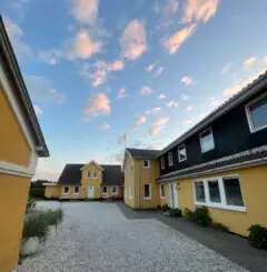 Lønstrup Strandhotel – hyggeligt gårdhotel ved vestkysten