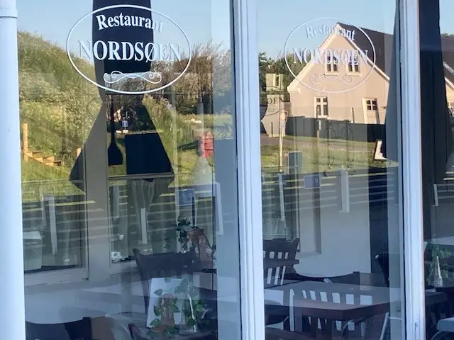 Restaurant Nordsøen – logo i vinduet på Rubjergvej 21 i Lønstrup