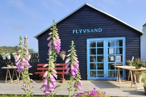 Nyd en kop lækker kaffe i Flyvsands hyggelige have eller Coffee to go