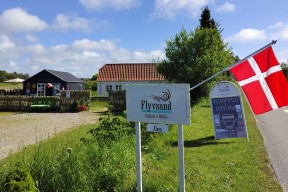 Flyvsand er et galleri med abstrakt maleri, tekstil, håndværk, naturfoto og butik m. boligindretning.