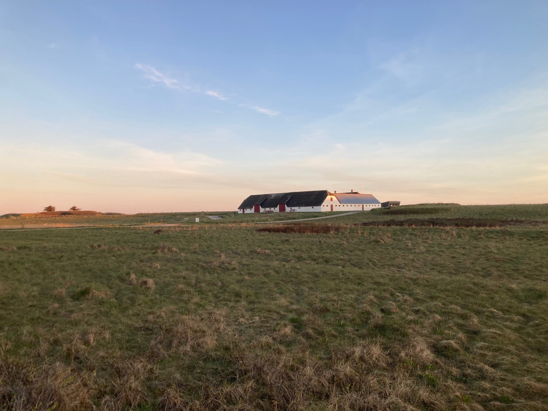 Mårupgaard danner rammen om Galleri Visby, Mårup Kirkevej i Lønstrup