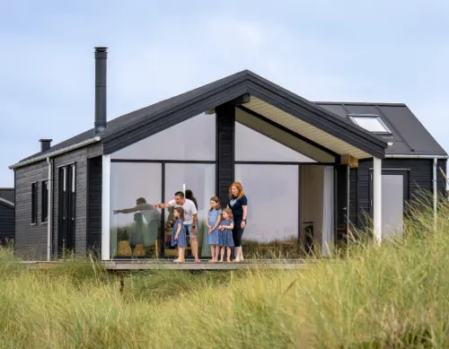 Sol og Strand – feriehusudlejning i Lønstrup Sol og Strand feriehus ved Vesterhavet – familie nyder udsigten fra terrassen
