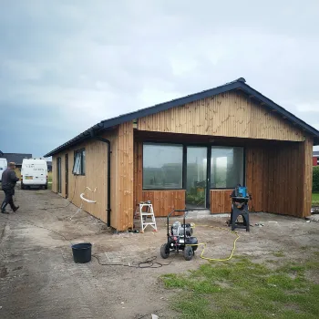Nyt sommerhus med træbeklædning Nyt sommerhus med træbeklædning